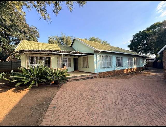 3 BEDROOM HOUSE FOR SALE IN BIRCHLEIGH NORTH